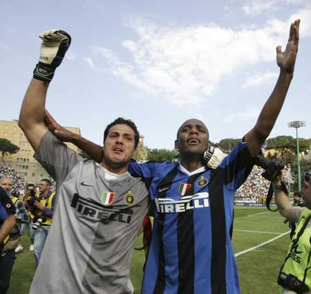 英超30年的第一名场面！鲁尼上演惊世倒钩笑傲曼市德比！